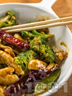 Пиле по китайски с филе, гъби, броколи и пикантен сос - снимка на рецептата